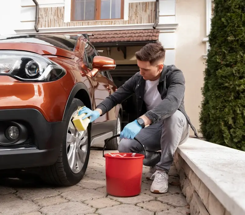 Lavage auto à domicile Saint-Loup-Terrier : professionnel intervenant sur un véhicule